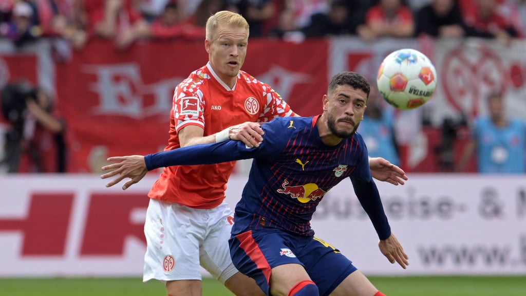 Romulo behauptet gegen Mainz 05 einen Ball.