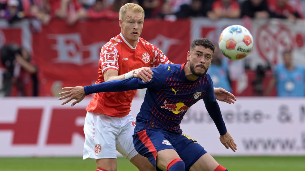 Romulo behauptet gegen Mainz 05 einen Ball.