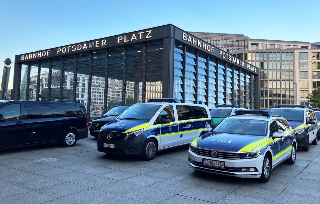 Der Zoll kontrollierte am Potsdamer Platz zahlreiche Betriebe.