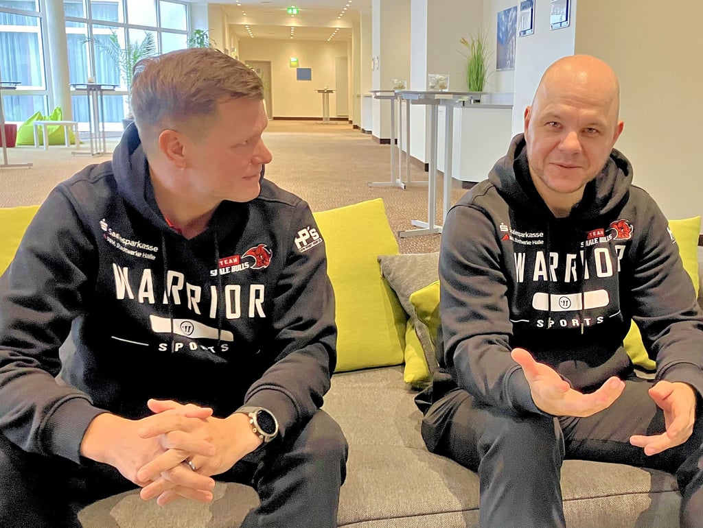 Bulls-Sportdirektor Christian Hommel (r.) und Trainer Marko Raita sprachen im MZ-Interview über die kommende Saison in der Eishockey-Oberliga.