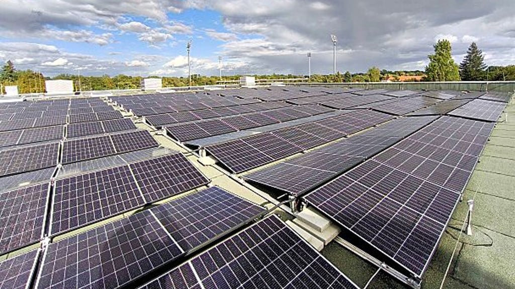 Auf fünf Dächern lässt die Stadt PV-Anlagen installieren. Die größte Anlage befindet sich auf dem dach des Sportbades.