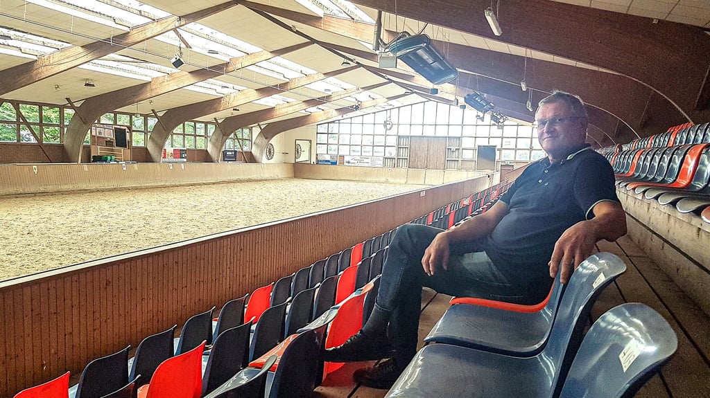 Frank Klakow auf einer der 500 Sitzplätze in der Reithalle Krumke (Osterburg). Der Vorsitzende des Reit-, Fahr- und Tourismusvereins hat den Hallenbau nach der Wende mit angeschoben.
