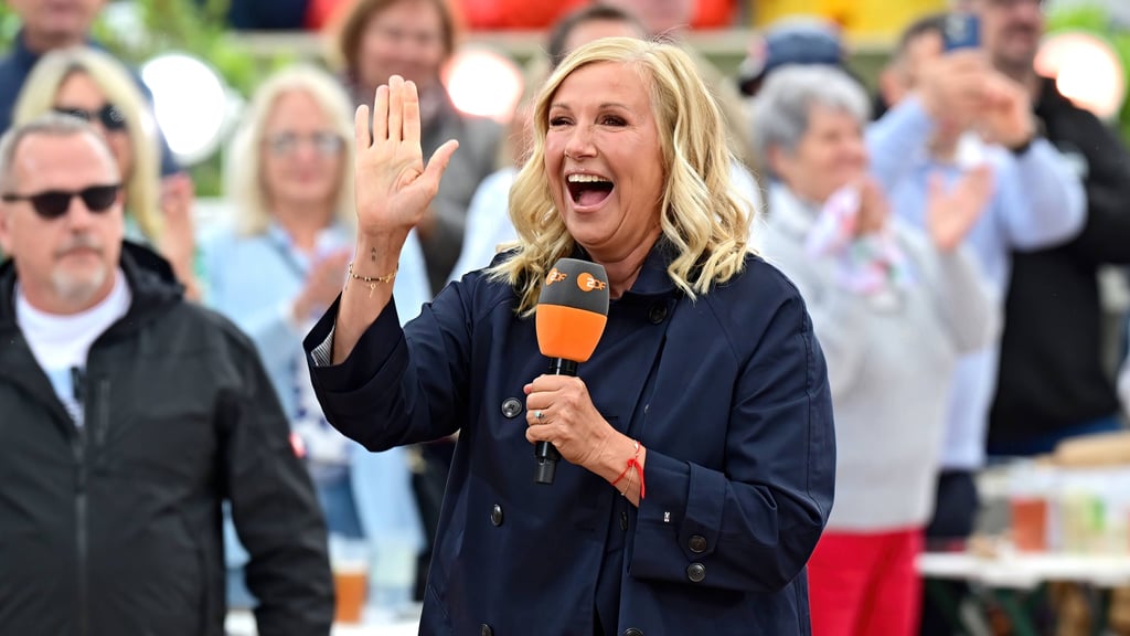 Moderatorin Andrea "Kiwi" Kiewel begrüßt am Sonntag, dem 21. September, wieder zahlreiche Gäste im "ZDF-Fernsehgarten".