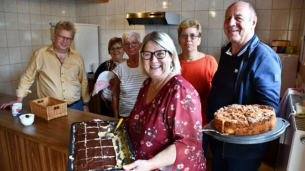 Martin Krems-Möbbeck (v.l.), Vorsitzender des Heimatvereins, Petra Gericke, Veronika Bernsdorf, Susi Möbbeck, Yvonne Lotsch und Ingolf Gericke bieten nicht nur Kuchen an, sondern auch ein Stück gelebte Dorfgemeinschaft. Sie gehören zum engagierten Team des Sonntagscafés in der Alten Marktschänke in Walbeck.