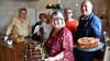 Martin Krems-Möbbeck (v.l.), Vorsitzender des Heimatvereins, Petra Gericke, Veronika Bernsdorf, Susi Möbbeck, Yvonne Lotsch und Ingolf Gericke bieten nicht nur Kuchen an, sondern auch ein Stück gelebte Dorfgemeinschaft. Sie gehören zum engagierten Team des Sonntagscafés in der Alten Marktschänke in Walbeck.
