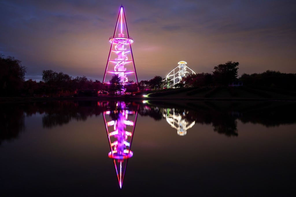 Die neue Erlebnispyramide im Sonnenlandpark wird am Abend bereits beleuchtet. Am 20. September öffnet sie samt Aussichtsplattform und Rutsche.