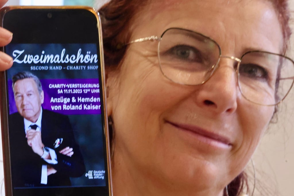 Da werden Erinnerungen wach: Doreen Kluge, Inhaberin des „Zweimalschön“-Shops in der Lu-Wu, hat vor zwei Jahren Bühnenkleidung von Roland Kaiser für den guten Zweck versteigert. Jetzt freut sie sich riesig auf das Open-Air-Konzert des Schlagerstars in Halle.