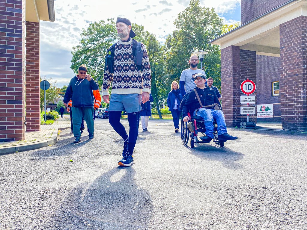 André Sole-Bergers (Mitte) wird auch in Haldensleben von Mitarbeitern und Beschäftigten der Lebenshilfe Ostfalen begleitet.