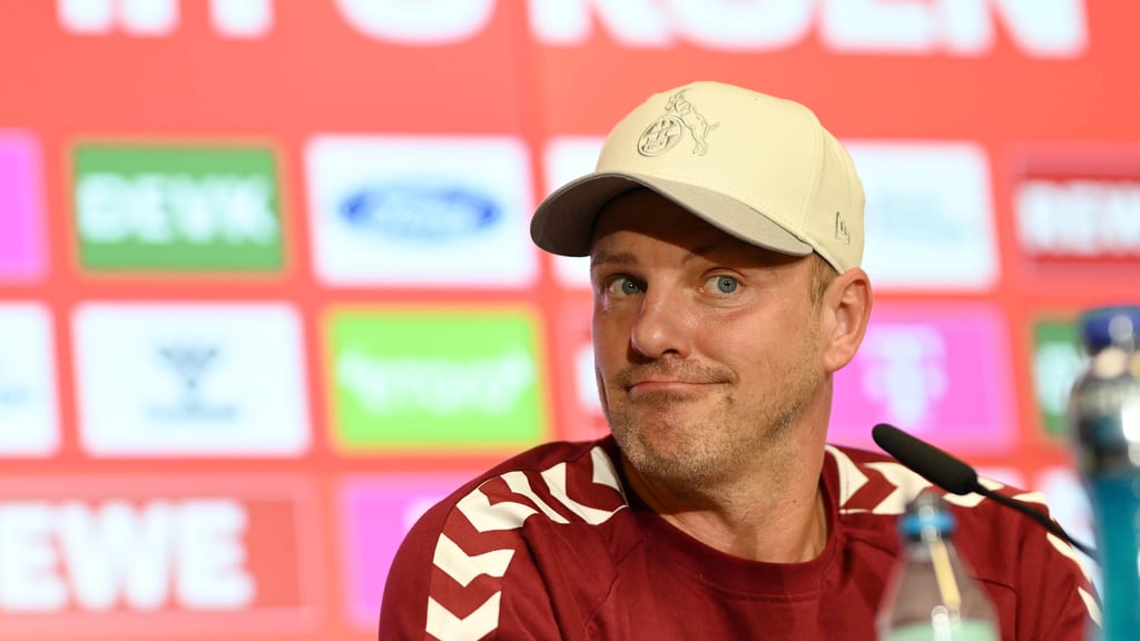 Lukas Kwasniok auf der Pressekonferenz des 1. FC Köln.