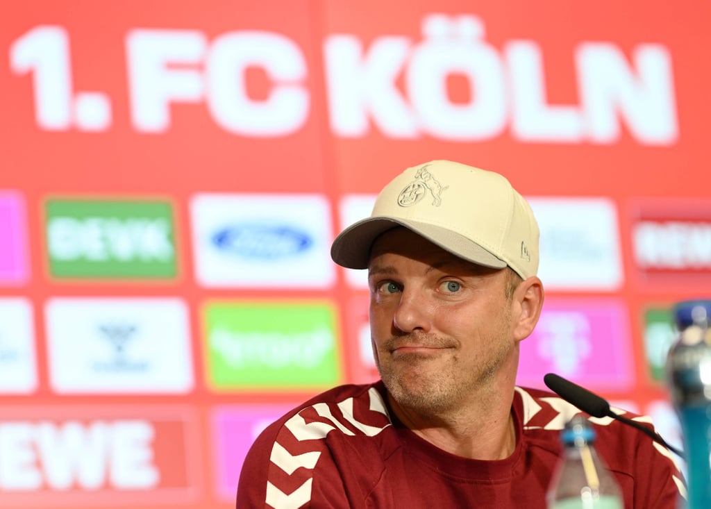 Lukas Kwasniok auf der Pressekonferenz des 1. FC Köln.