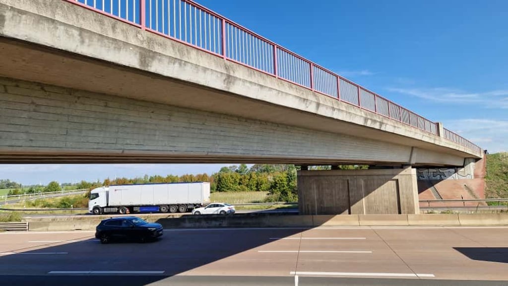 Während auf der Brücke nichts mehr geht, fließt darunter auf der A 14 der Verkehr weiter.