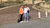 Birgit Pitschmann (rechts)  mit ihrer Mutter Waltraud Leiding an der Auffahrt zum Bundesverfassungsgericht in Leipzig.