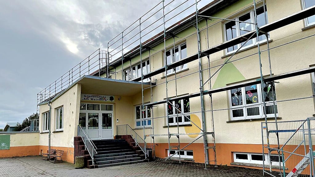 Das Gebäude der Grundschule „Am Weinberg“ in Farnstädt ist für die Dachsanierung eingerüstet.