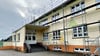 Das Gebäude der Grundschule „Am Weinberg“ in Farnstädt ist für die Dachsanierung eingerüstet. 