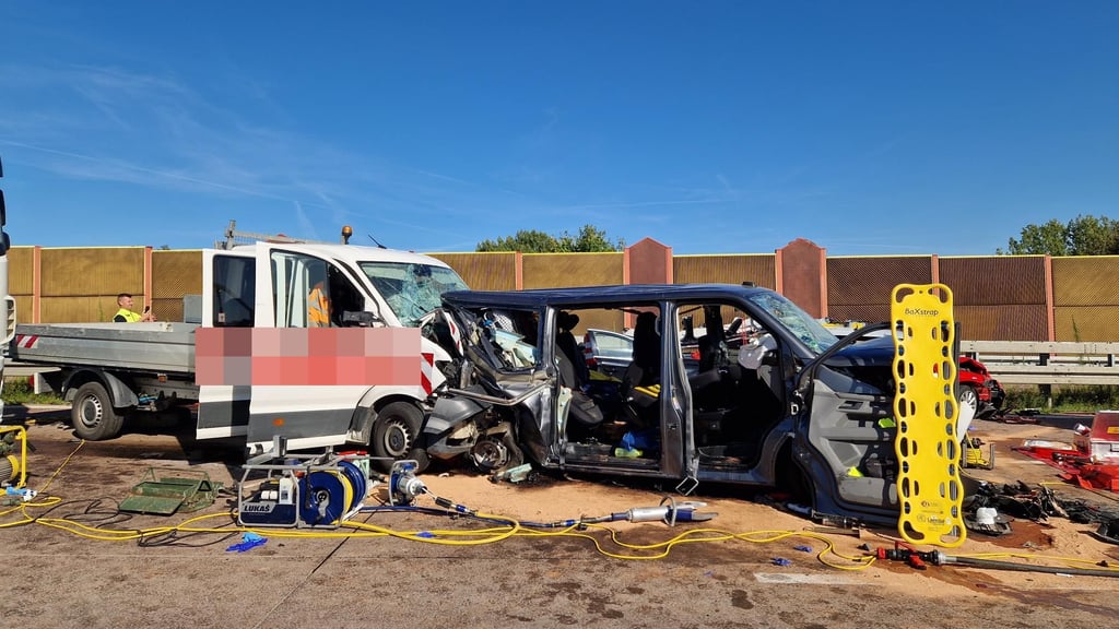 Es gab einen Unfall mit mehreren Verletzten auf der A9 bei Leipzig.