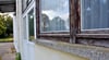 Wie nötig die Investition in die Fenster des Mehrzwecksaales sind, zeigt dieses Bild, das gerade entstanden ist. Links die bislang einzige Fluchttür.