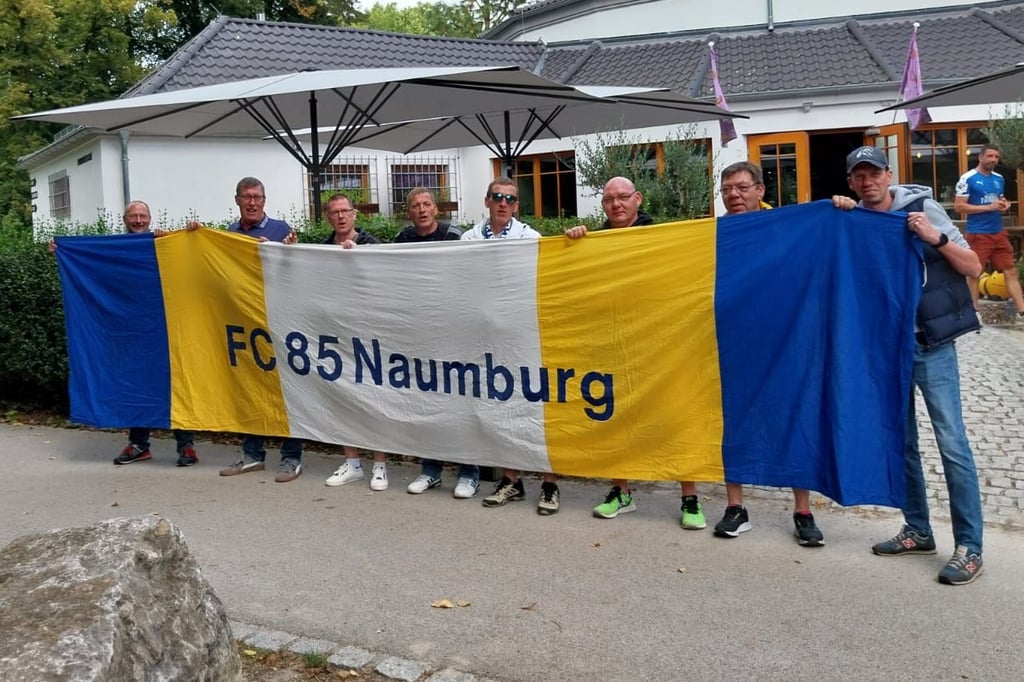 Der Carl-Zeiss-Jena-Fanclub FC 85 Naumburg um unseren diesmaligen Tipp-Experten Maik Lehner (r.) hat jetzt sein 40-jähriges Bestehen gefeiert.