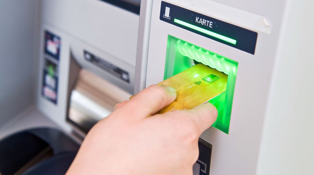 Mehrere tausend Sparkassenkunden im Salzlandkreis haben noch nicht aktiv einer Änderung bei Überweisungen zugestimmt. Reagieren sie in den nächsten Wochen nicht, droht die Kündigung des Kontos.