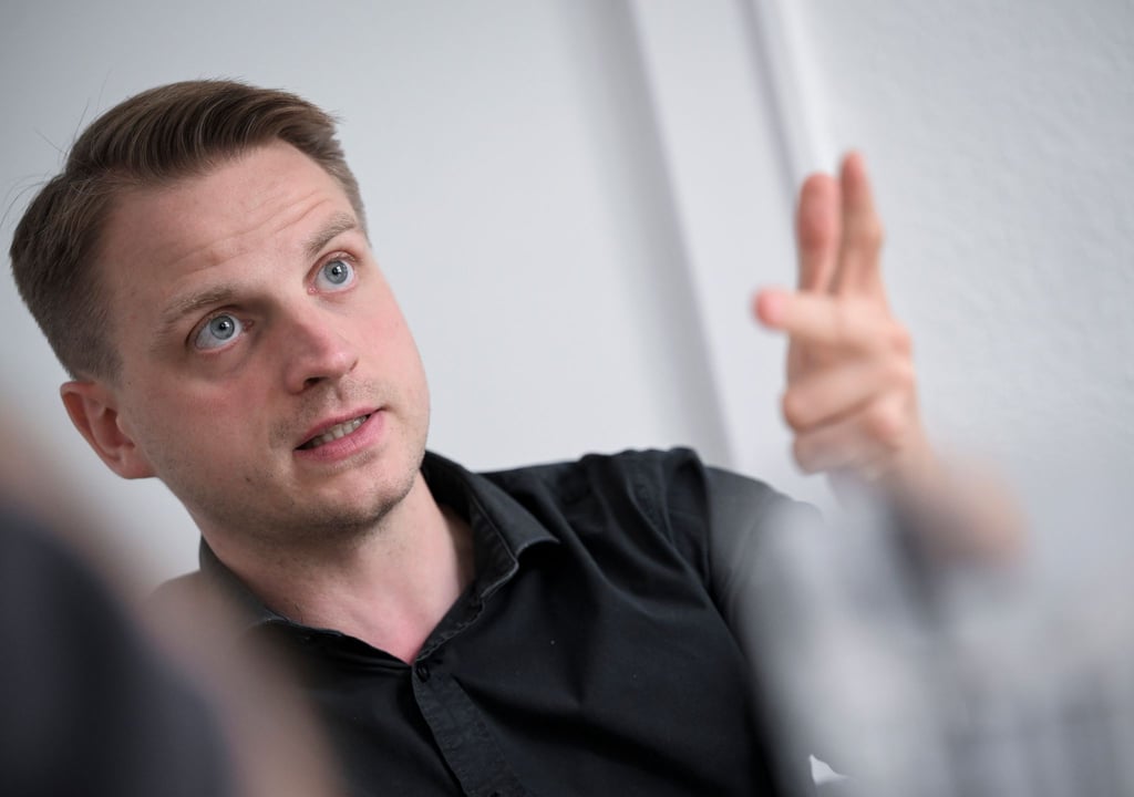 Linken-Chef Maximilian Schirmer nimmt sich ein Jahr vor der Abgeordnetenhauswahl das Thema Mieten und Wohnen vor. (Archivbild)