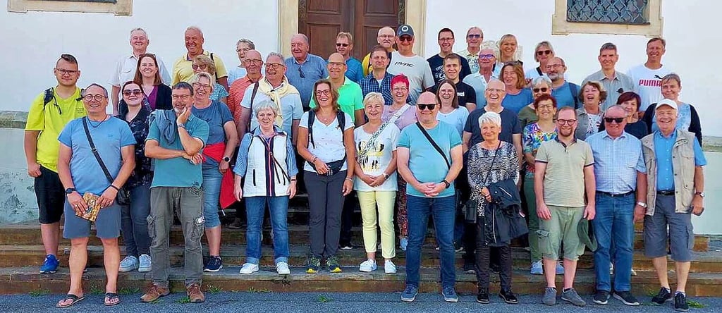 Mit breitem Grinsen posiert die Gruppe in Straden vor der Kamera.