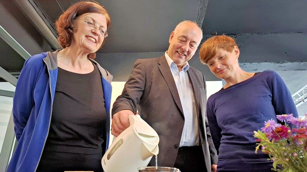 Die Malve färbt den Tee zunächst blau, der anschließend ins Grüne wechselt. Am Donnerstag brühten sich Heike Brückner (l.), Dörte Teichert (r.) von der Urbanen Farm und SMG-Geschäftsführer Torsten Ceglarek eine Kanne des neuen Lokalproduktes auf.