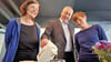 Die Malve färbt den Tee zunächst blau, der anschließend ins Grüne wechselt. Am Donnerstag brühten sich Heike Brückner (l.), Dörte Teichert (r.) von der Urbanen Farm und SMG-Geschäftsführer Torsten Ceglarek  eine Kanne des neuen Lokalproduktes auf.
