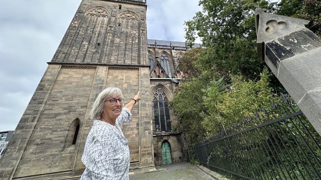 Astrid Kuscher vom Domverein zeigt, wo im Südschiff des Magdeburger Doms bald kleine Untermieter einziehen sollen.