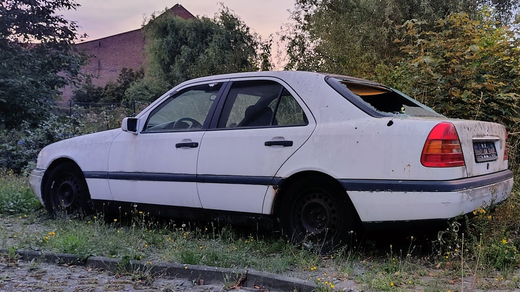 Dieser Mercedes war zur Gefahr für spielende Kinder in Reddeber bei Wernigerode geworden, befürchteten Einwohner.