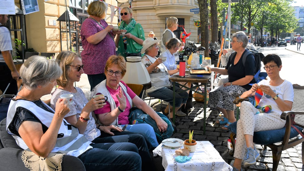 Die Magdeburger Omas gegen Rechts haben beim Parking Day 2025 ein Kaffeekränzchen in einer Parktasche veranstaltet.