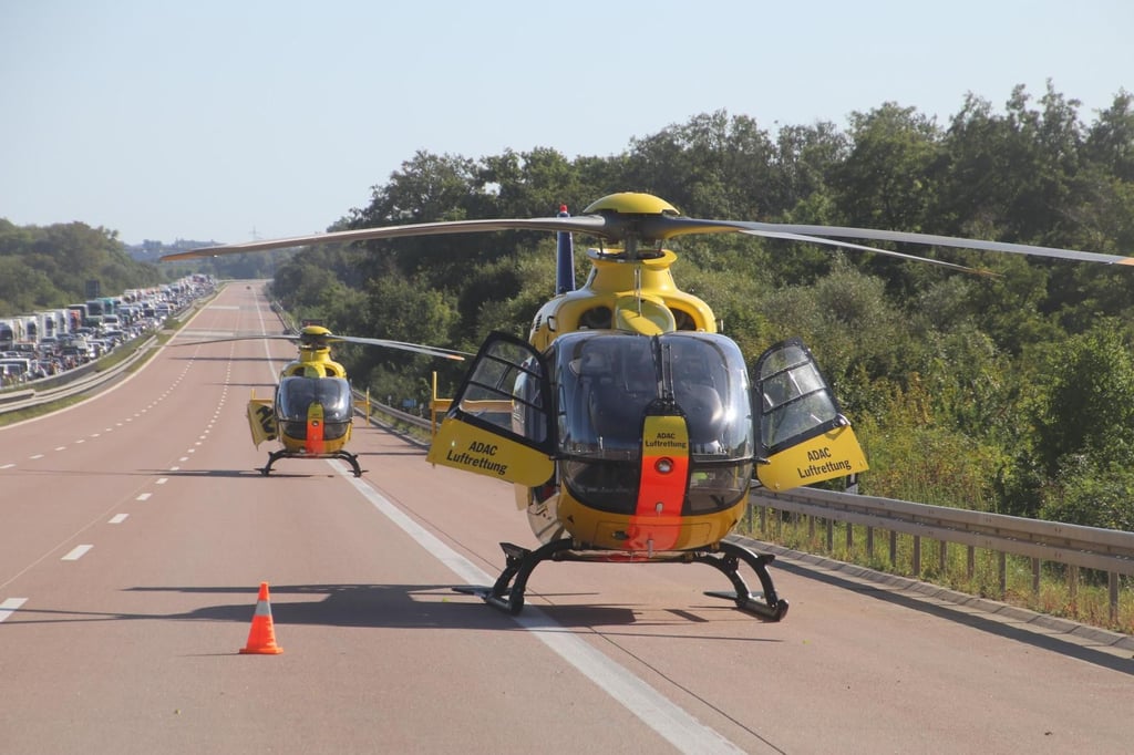 Mehrere Rettungshubschrauber sind auf der A9 nach einem schweren Unfall im Einsatz.