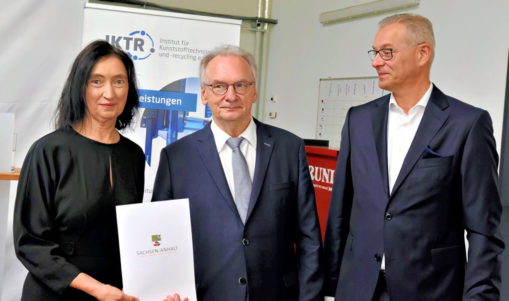 Anke Schadewald und ihr Vorstandskollege Herbert Snell (r.) haben am Donnerstag den Förderbescheid von Reiner Haseloff überreicht bekommen.