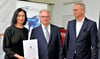  Anke Schadewald und ihr Vorstandskollege Herbert Snell  (r.) haben am Donnerstag den Förderbescheid von Reiner Haseloff überreicht bekommen.