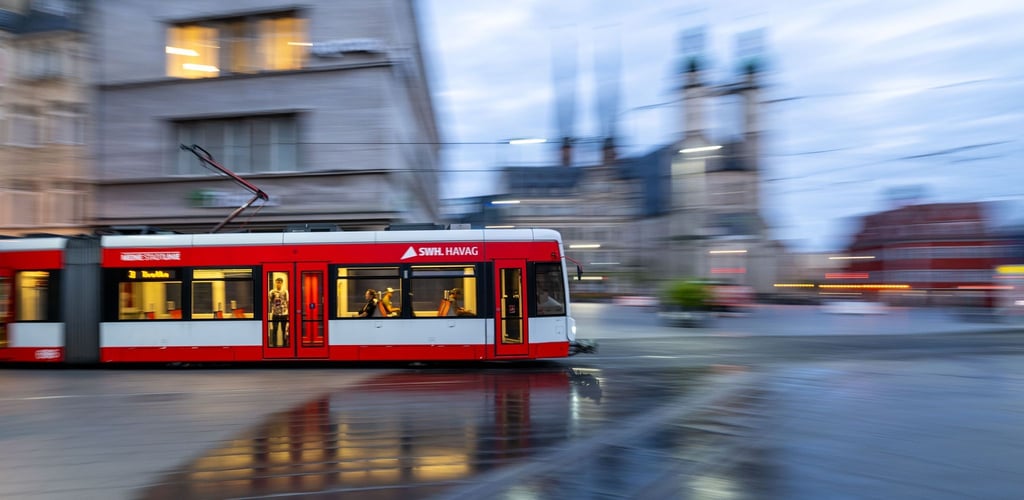 Millionen Menschen fahren in Sachsen-Anhalt pro Jahr mit Bus und Bahn. (Archivbild)