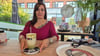 Gina Neumann, Mitarbeiterin im Café „Kleine Auszeit“ in Wolmirstedt, serviert einen Matcha Latte.