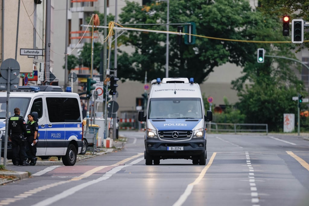 Die Berliner Polizei war wegen der Bombenentschärfung in Spandau stundenlang im Einsatz.