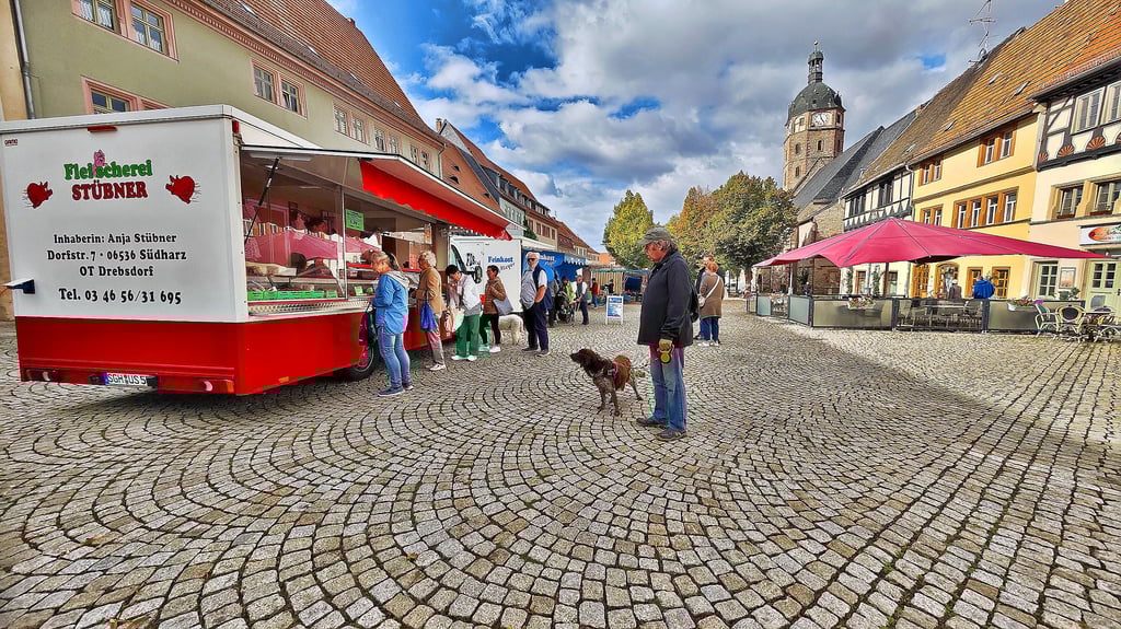Überschaubare Zahl an Ständen auf dem Wochenmarkt in Sangerhausen.