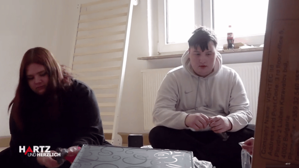 "Hartz und Herzlich": Der Umzug in die neue Wohnung läuft für Lisa und Leon aus Schönebeck anders als geplant.