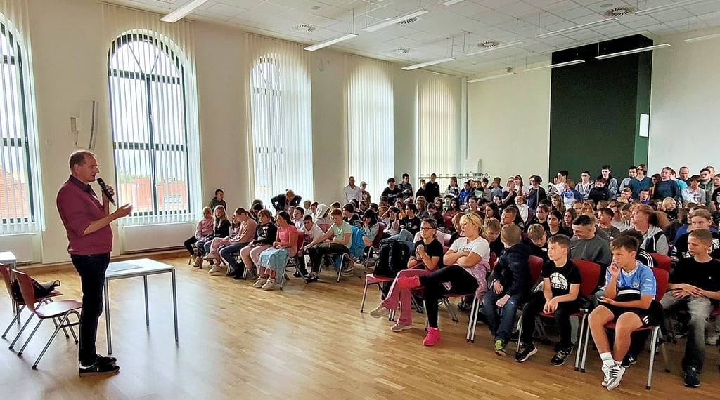 UBA-Präsident Dirk Messner wird von den Schülern der Sekundarschule Roßlau begrüßt.