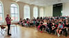 UBA-Präsident Dirk Messner wird von den Schülern der Sekundarschule Roßlau begrüßt.