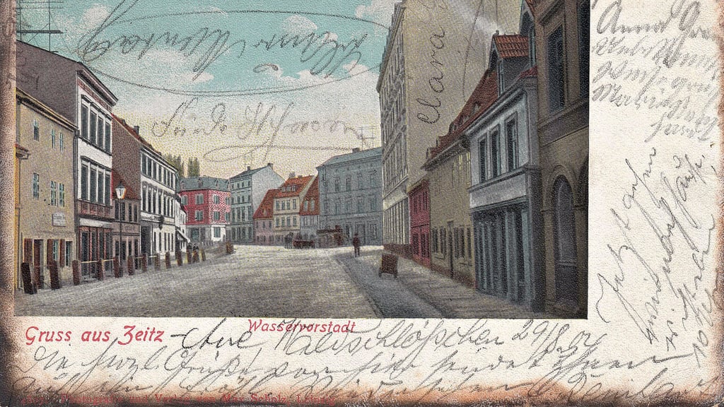 Diese kolorierte Ansichtskarte aus der Zeit um 1900 gestattet einen Blick in die lebendige Wasservorstadt in Zeitz mit ihrer inzwischen fast vollständig verschwundenen Bebauung entlang der Ostseite des Viertels.