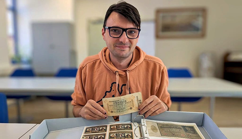 Stadtarchiv-Mitarbeiter En-nûr Hasanovic hält 50 Milliarden Mark in der Hand. Kaufen kann er sich davon dennoch nichts.