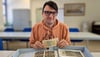 Stadtarchiv-Mitarbeiter  En-nûr Hasanovic hält 50 Milliarden Mark in der Hand. Kaufen kann er sich davon dennoch nichts. 