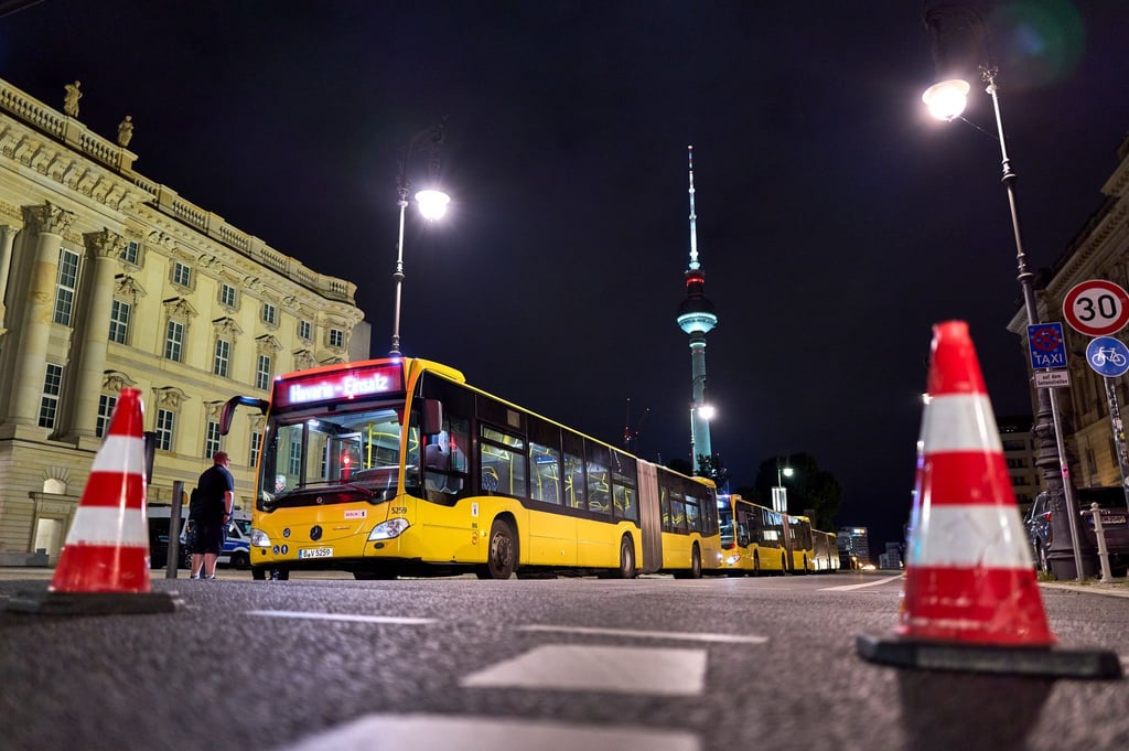 Tausende Menschen in Berlin-Mitte haben am späten Abend ihre Wohnungen wegen eines Kriegsmunitions-Funds in der Spree verlassen müssen.