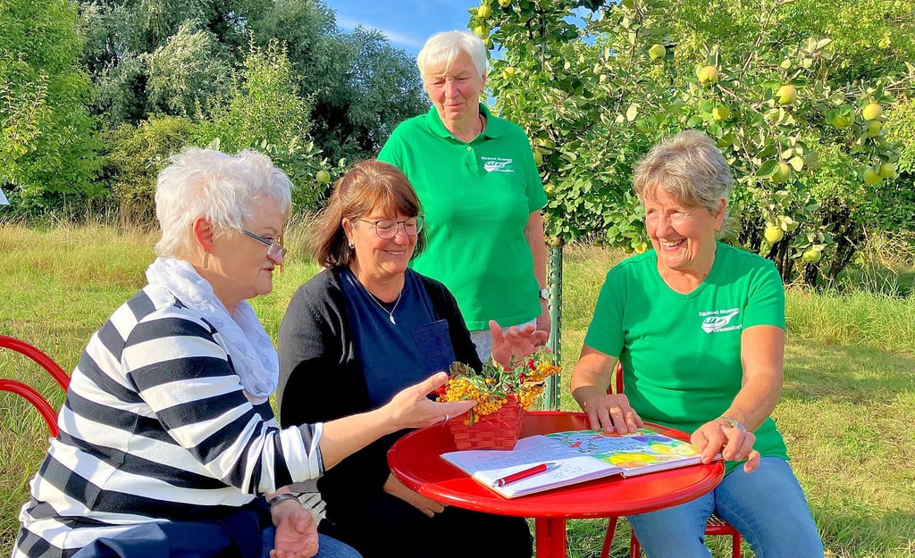 Regina Wrozyna (v.li.), Kathrin Stephan, Barbara Weißenborn und Inge Vollrath tauschen sich über alte Obstsorten aus.
