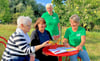 Regina Wrozyna (v.li.), Kathrin Stephan, Barbara Weißenborn und Inge Vollrath tauschen sich über alte Obstsorten aus.