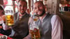 Die Bayern auf dem Oktoberfest: Hier stoßen Harry Kane (l) und Konrad Laimer an.