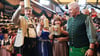 Bayerns Ministerpräsident Söder (l.) und Münchens OB Reiter (r.) stoßen mit ihren Ehefrauen auf eine friedliche Wiesn an.
