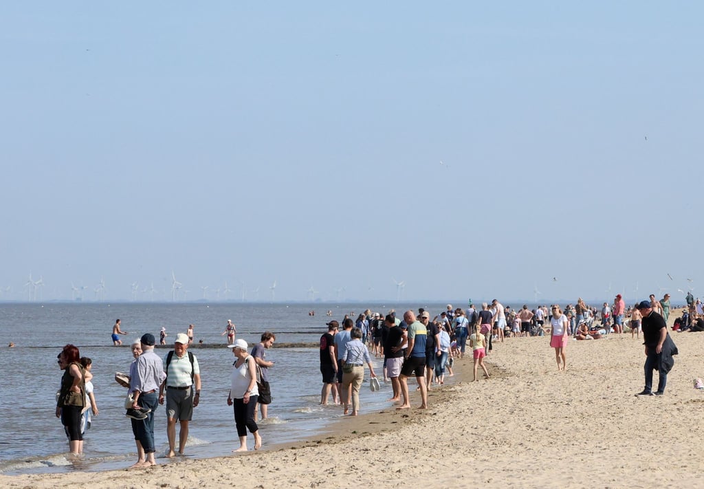 Sonnenschein und sommerliche Temperaturen haben viele Menschen an den Strand in Cuxhaven-Duhnen gelockt.