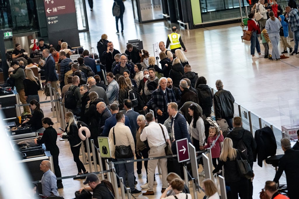 Passagiere müssen am Flughafen BER Geduld mitbringen. (Archivbild)
