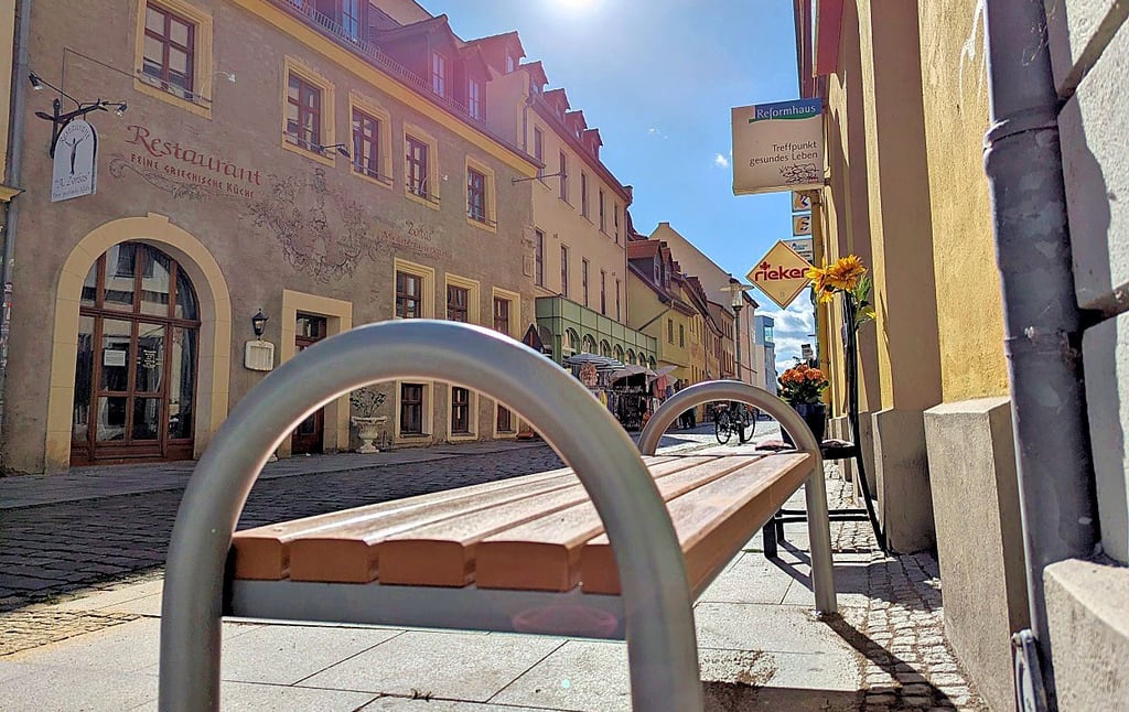 Seit Kurzem stehen neue Bänke in der Gotthardstraße, etwa vor dem Reformhaus.